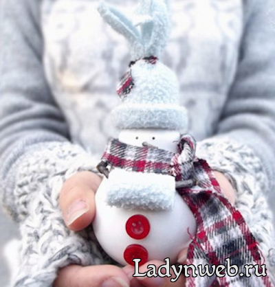 Снеговик из лампочки игрушка на елку
