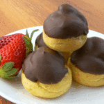 Эклеры с клубникой